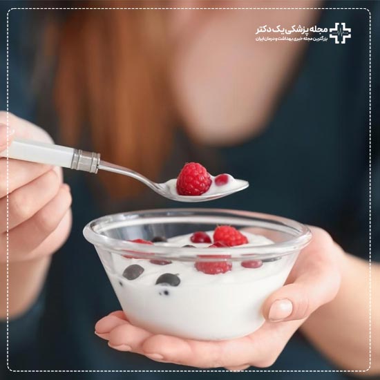 ماست و توت فرنگی