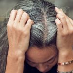 راهکارهای جلوگیری از سفید شدن مو با روش های درمانی خانگی