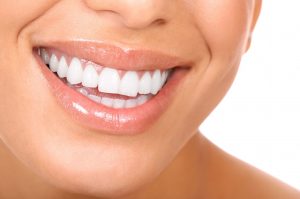 چهار خوراکی طبیعی که موجب سفید کردن دندان های شما می شود و شما هرگز نمی دانستید