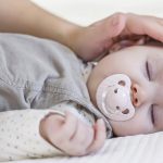 علائم زردی نوزاد چیست؟ راه کارهای تشخیص، درمان و توصیه هایی برای والدین