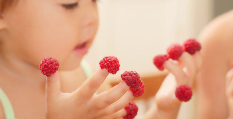چرا کودک شما ناخن خود را میخورد ؟ علت و درمان جویدن ناخن