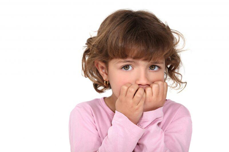 چرا کودک شما ناخن خود را میخورد ؟ علت و درمان جویدن ناخن