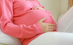 روزه گرفتن در بارداری /آیا روزه گرفتن برای مادر باردار و جنین ضرر دارد؟